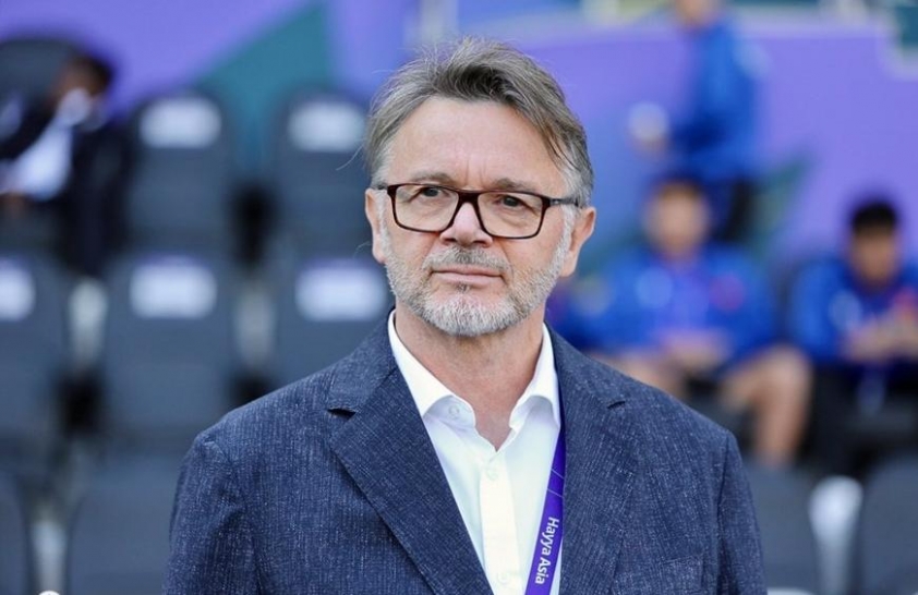 Huấn luyện viên Troussier chúc mừng chiến thắng của Đội tuyển Việt Nam tại AFF Cup 2024